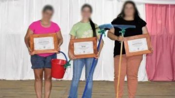 Repudiable: en el Día de la Mujer un municipio obsequió baldes, escobillones y elementos de limpieza a las agasajadas