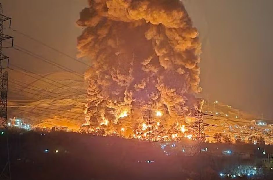 Israel bombardea refinerías y depósitos de combustible en el corazón de Irán