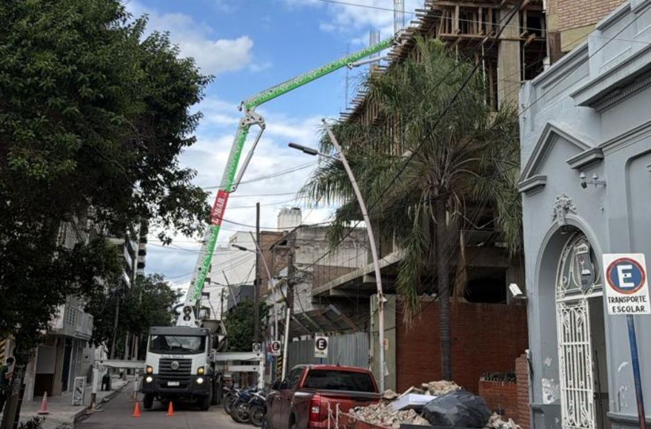 Caos y malestar frente al Colegio Furniss: denuncian corte de calle sin aviso