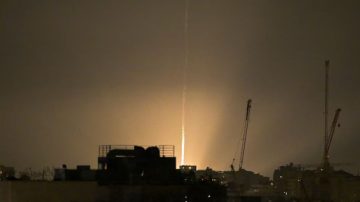 Irán lanza una masiva oleada de misiles e impacta en bases de EE. UU. e Israel