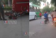 Violento accidente: un motociclista terminó hospitalizado tras chocar con un colectivo