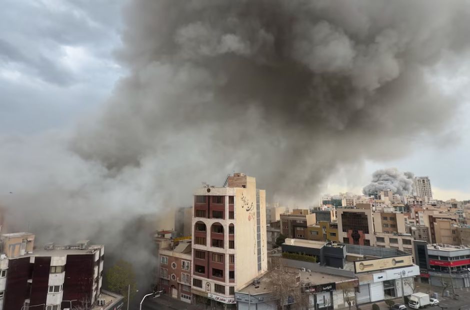 Oriente Medio en llamas: EE. UU. ordena evacuación total mientras Israel bombardea el corazón de Teherán