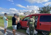 Hallan marihuana en vehículos y secuestran ropa de contrabando en controles viales