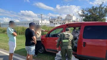 Hallan marihuana en vehículos y secuestran ropa de contrabando en controles viales