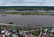 Impactantes imágenes desde el drone de Info del Estero del avance del río Dulce en costanera norte
