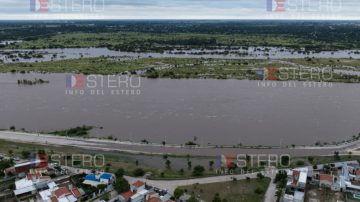 Impactantes imágenes desde el drone de Info del Estero del avance del río Dulce en costanera norte