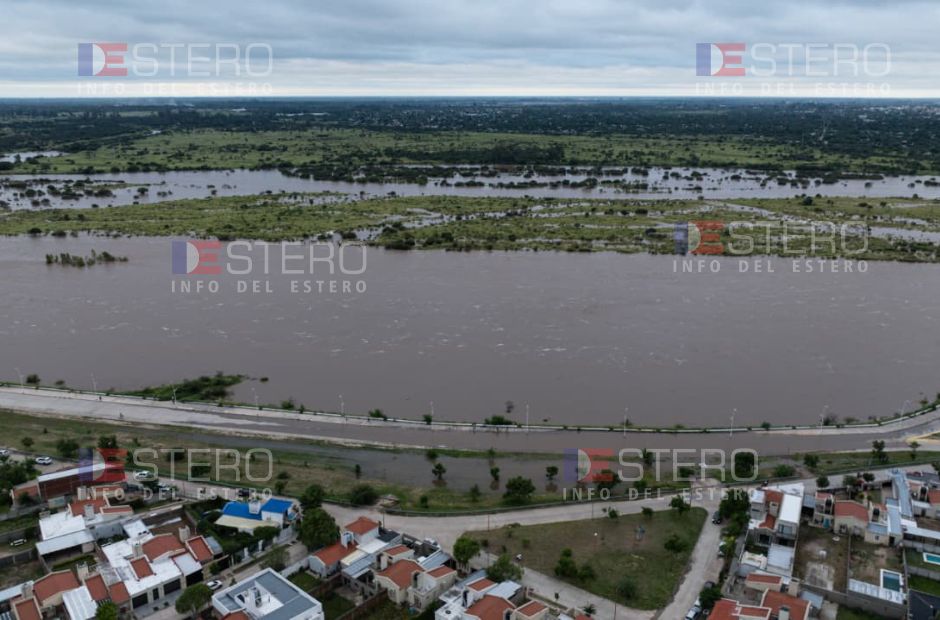Impactantes imágenes desde el drone de Info del Estero del avance del río Dulce en costanera norte