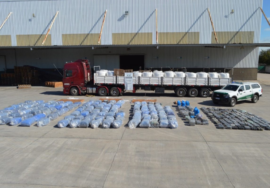 FOTOS. Hallan más de 3.800 kilos de hojas de coca escondidos en un camión