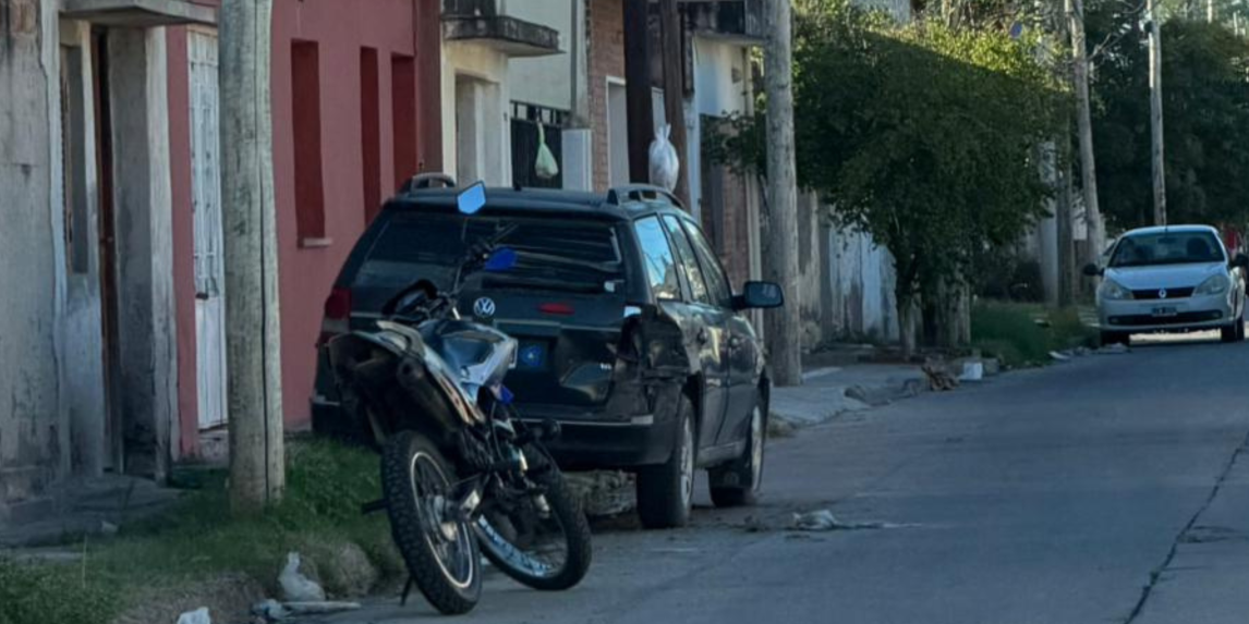 Vecinos denuncian vehículos abandonados y amenazas en la vía pública