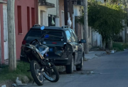 Vecinos denuncian vehículos abandonados y amenazas en la vía pública