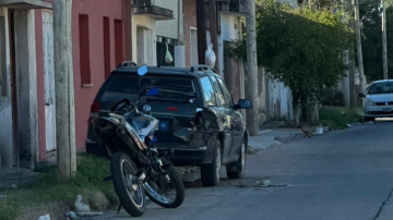 Vecinos denuncian vehículos abandonados y amenazas en la vía pública