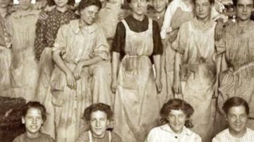 8M: De la tragedia textil en la que murieron 129 mujeres a la marea global por la igualdad