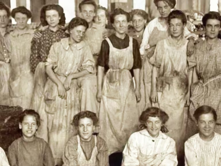 8M: De la tragedia textil en la que murieron 129 mujeres a la marea global por la igualdad