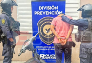 A bordo de una moto robada, quiso cometer un arrebato: la policía lo atrapó y quedó detenido