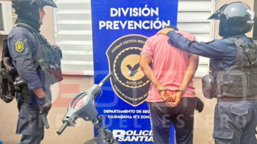 A bordo de una moto robada, quiso cometer un arrebato: la policía lo atrapó y quedó detenido