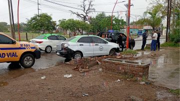 Conductor alcoholizado perdió el control de un taxi y subió a un cantero en Aguirre y Solís