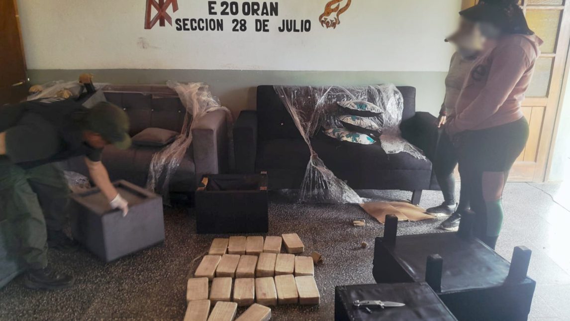 Modificó la estructura de un juego de living para acondicionarlo con más de 47 kilos de cocaína