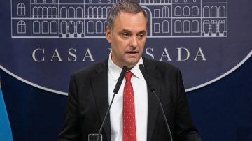 Declaró la secretaria del piloto del vuelo de Adorni; dijo que le pidieron no facturar el traslado