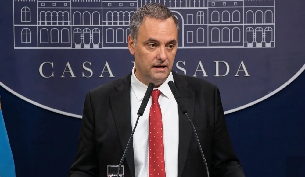 Declaró la secretaria del piloto del vuelo de Adorni; dijo que le pidieron no facturar el traslado