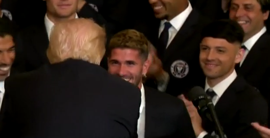 “¿No tienen jugadores feos?”: el desopilante comentario de Donald Trump que sonrojó a Rodrigo De Paul