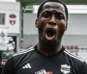 Deportivo Riestra anunció la llegada del delantero nigeriano apodado el “Hazard africano”