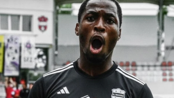 Deportivo Riestra anunció la llegada del delantero nigeriano apodado el “Hazard africano”