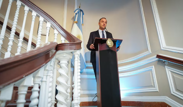 Adorni le restó importancia al revuelo por el viaje junto a su esposa: “Las comitivas de este Gobierno son las más chicas de la historia”