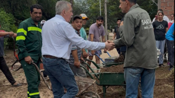 El gobernador Elías Suárez recorre zonas afectadas por el desborde del río y supervisa trabajos de contención