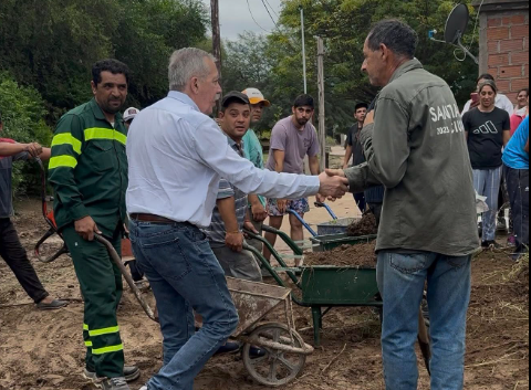 El gobernador Elías Suárez recorre zonas afectadas por el desborde del río y supervisa trabajos de contención