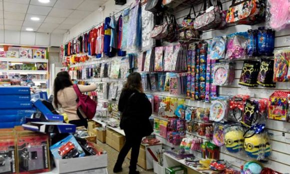 Así trabajarán los comercios en Santiago durante el fin de semana largo