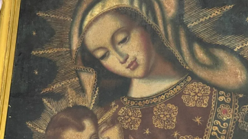 Retuvieron un cuadro de presunto valor histórico durante un control en el aeropuerto de Santiago: creen que fue robado en Perú