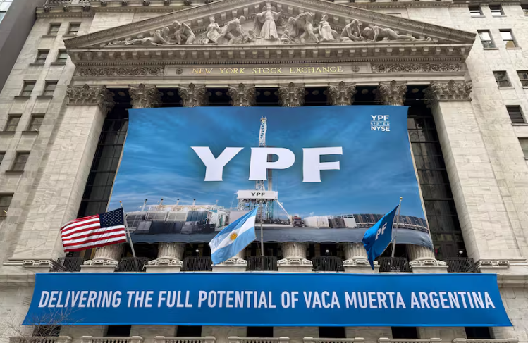 Juicio por YPF: la Justicia de EE.UU. benefició a Argentina y suspendió todas las demandas