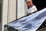 Día de la Memoria: Cristina Kirchner saludó a La Cámpora desde el balcón de su departamento