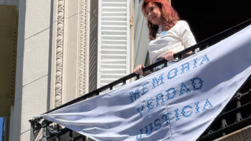 Día de la Memoria: Cristina Kirchner saludó a La Cámpora desde el balcón de su departamento