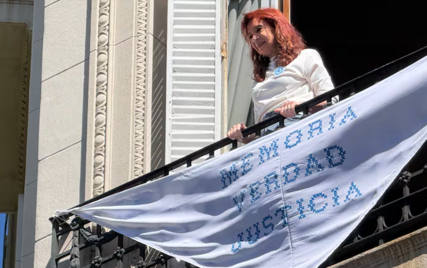 Día de la Memoria: Cristina Kirchner saludó a La Cámpora desde el balcón de su departamento