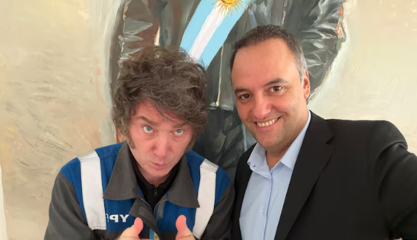 Con la idea de dar por terminados los rumores de crisis, Javier Milei se reúne hoy con Manuel Adorni