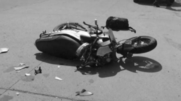 Terrible: un motociclista murió tras derrapar en plena Avenida Costanera