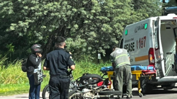 Dos motociclistas que viajaban en el mismo sentido se “rozaron” y terminaron en el hospital