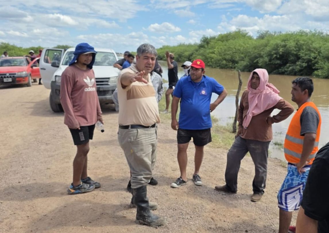El municipio y la Provincia intensifican la asistencia en las zonas afectadas por la crecida del río Dulce