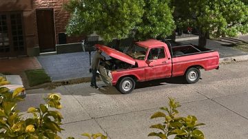 “Esta rata me robó la batería de la camioneta y la policía no hizo nada”: indignado, escrachó a su vecino delincuente