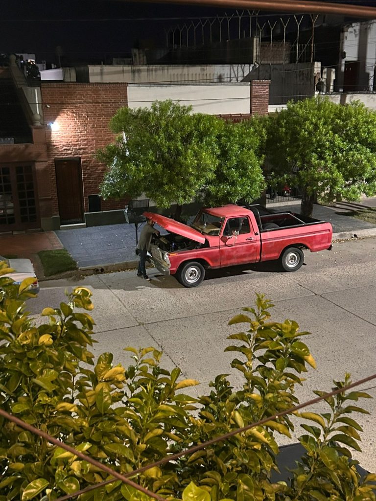 “Esta rata me robó la batería de la camioneta y la policía no hizo nada”: indignado, escrachó a su vecino delincuente