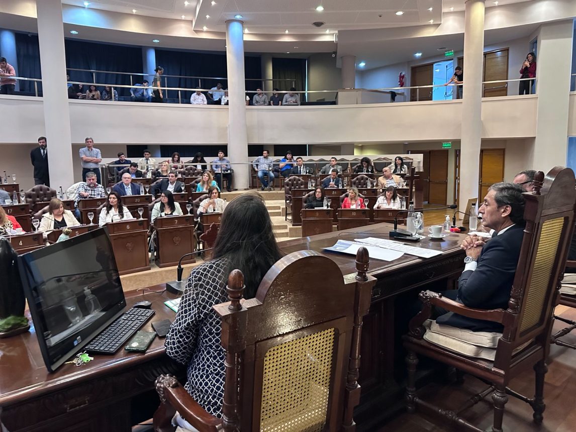 Respaldo legislativo en Santiago: Educación, modernización y el legado de Mama Antula en el centro del debate