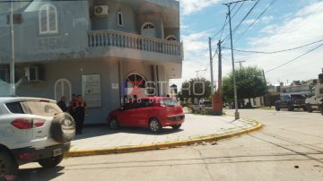 Terrible choque en La Banda: un auto terminó sobre la vereda