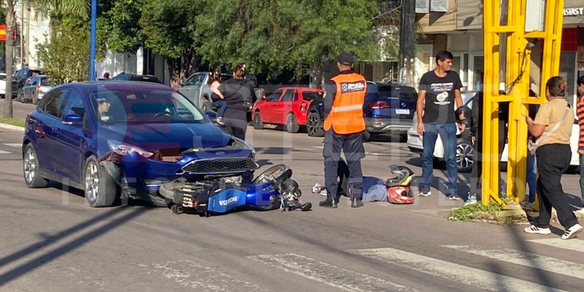 Violento accidente en el centro bandeño: un auto embistió a una moto en el semáforo de Avenida Belgrano e Yrigoyen