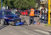 Violento accidente en el centro bandeño: un auto embistió a una moto en el semáforo de Avenida Belgrano e Yrigoyen
