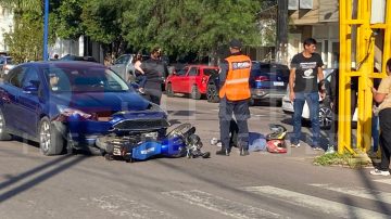 Violento accidente en el centro bandeño: un auto embistió a una moto en el semáforo de Avenida Belgrano e Yrigoyen