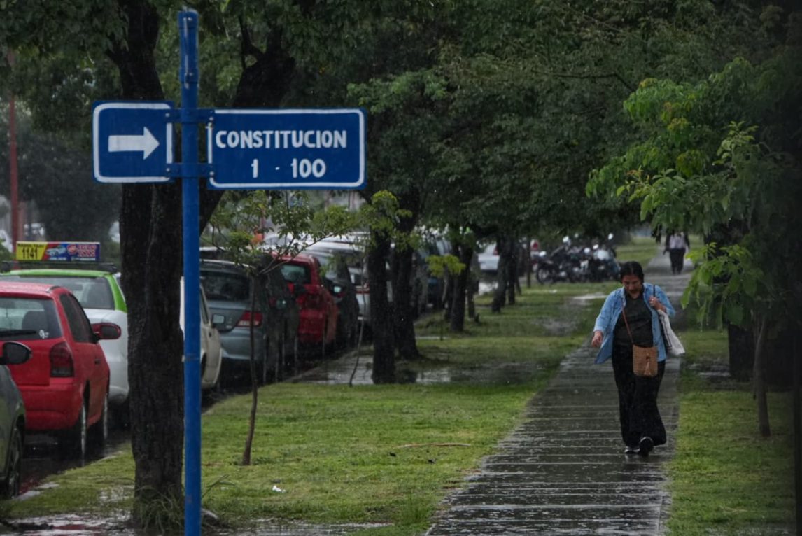 Postales de una mañana pasada por agua en la capital santiagueña