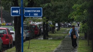 Postales de una mañana pasada por agua en la capital santiagueña