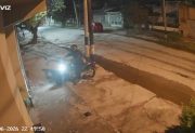 Sigiloso ladrón se robó una moto desde la vereda de Congreso casi Avenida Colón