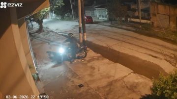 Sigiloso ladrón se robó una moto desde la vereda de Congreso casi Avenida Colón